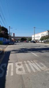 une rue vide avec un panneau d'arrêt sur la route dans l'établissement Meire Hostel, à Guarulhos