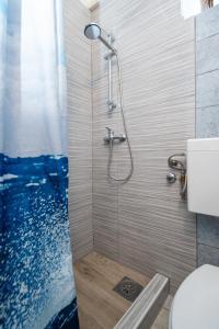 W łazience znajduje się prysznic ze szklanymi drzwiami. w obiekcie Apartments with a parking space Preko, Ugljan - 8179 w mieście Preko