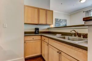 Η κουζίνα ή μικρή κουζίνα στο Loft steps from City Hall and River Street