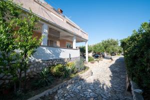 Κήπος έξω από το Apartment Povljana 6298b