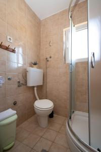 Ένα μπάνιο στο Apartment Povljana 6298b