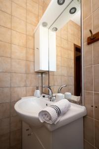 Ένα μπάνιο στο Apartment Povljana 6298b