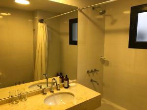 Un baño de Departamento en primer piso a 900 metros de La Balcarce