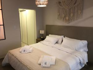 Una cama o camas en una habitación de Departamento en primer piso a 900 metros de La Balcarce