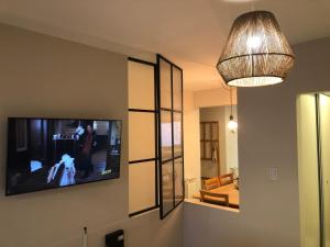 Una televisión o centro de entretenimiento en Departamento en primer piso a 900 metros de La Balcarce