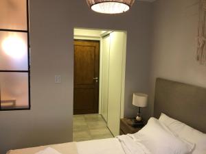 Una cama o camas en una habitación de Departamento en primer piso a 900 metros de La Balcarce