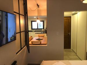 Una televisión o centro de entretenimiento en Departamento en primer piso a 900 metros de La Balcarce