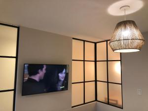 Una televisión o centro de entretenimiento en Departamento en primer piso a 900 metros de La Balcarce