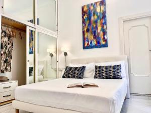 Un pat sau paturi într-o cameră la Casa Loren in the heart of Sorrento