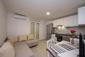 Il comprend un salon avec un canapé et une cuisine. dans l'établissement Apartments with a parking space Split - 21525, à Split