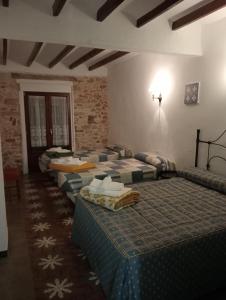ein Zimmer mit einer Reihe von Betten in einem Zimmer in der Unterkunft Casa Barrilets Benissa in Benissa