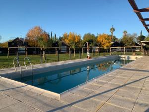 科隆艾尔德斯坎索山林小屋的一个人站在游泳池旁边