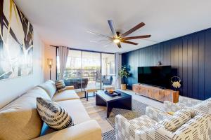 een woonkamer met een bank en een tv bij Scottsdale's Stunner in Scottsdale