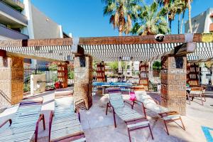 een groep stoelen en tafels op een patio bij Scottsdale's Stunner in Scottsdale
