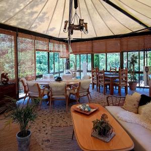 una tenda con tavolo e sedie nella sala da pranzo. di CASA PAVÃO (SALGADINHO - SELÃO DA EIRA) a São Teotónio