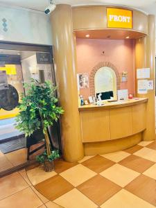 fannys hotel في يوكوهاما: مكتب الإستقبال لمطعم الوجبات السريعة مع نبات الفخار