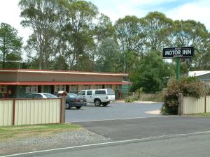a motel inn sign in front of a parking lot at Bargo Motor Inn in Bargo +16 photos