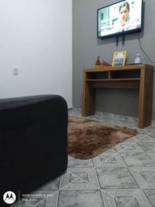 un soggiorno con divano e TV di Ap, Bem localizado em Morro de São Paulo Ba a Morro de São Paulo