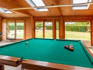 Biliár nebo kulečník v ubytování Spacious Home in Durbuy
