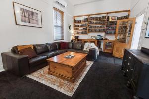 uma sala de estar com um sofá de couro e uma mesa de centro em Noble View em Bairnsdale