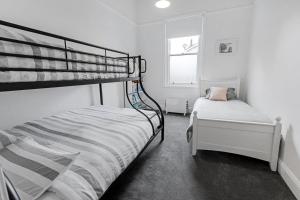 1 Schlafzimmer mit 2 Etagenbetten und einem Fenster in der Unterkunft Noble View in Bairnsdale