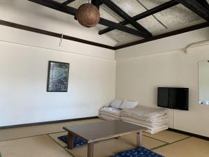 本部露海滩餐厅及酒店的带桌子和电视的客厅