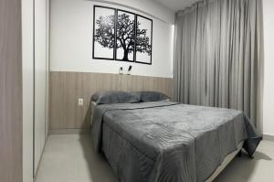 um quarto com uma cama e duas janelas em Promenade II Ap 508 PONTA VERDE - MACEIÓ em Maceió mais 24 fotografias