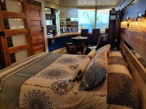 a bedroom with a bed with a table and chairs at Pacificsunset Reñaca in Viña del Mar +141 photos