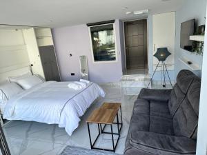 - une chambre avec un lit et un canapé dans l'établissement Mara Boutique Apartaments, à Oldbury