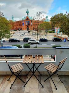 een tafel en 2 stoelen op een balkon bij L83 - rooms and apartments in Lissabon
