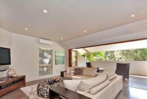 Μια τηλεόραση ή/και κέντρο ψυχαγωγίας στο Sunshine Beach Retreat, Pool, Backyard