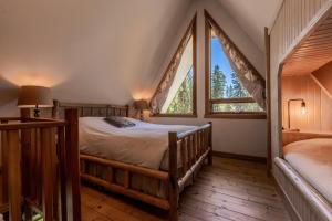 1 dormitorio con 2 camas y ventana grande en Moberly Lodge en Golden