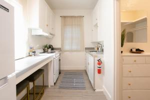 Кухня или мини-кухня в Oakdale Suites - Master Property
