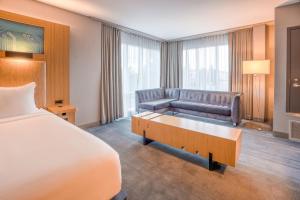 een hotelkamer met een bed en een bank bij Aloft Cupertino in Cupertino