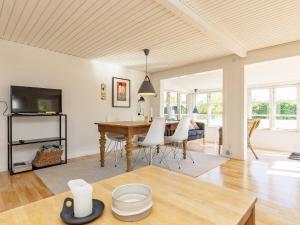 TV a/nebo společenská místnost v ubytování Holiday home Karrebæksminde IX