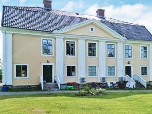 una gran casa blanca con un gran patio en Holiday home Utansjö, en Utansjö