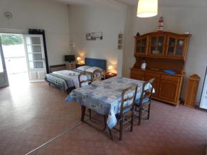 Posteľ alebo postele v izbe v ubytovaní Studio spacieux 200m plage, terrasse privative, animaux admis, proximité commerces - FR-1-540-178