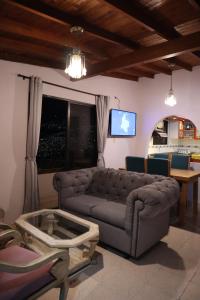 sala de estar con sofá y TV en Wonderful house with views in Medellin-fiber optics en Medellín