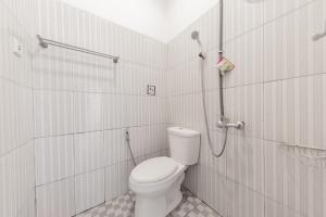 Ένα μπάνιο στο RedDoorz Syariah near RS Hermina Sukabumi