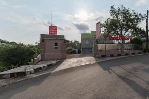 a bridge over a road in front of a building at RedDoorz Syariah near RS Hermina Sukabumi in Sukabumi