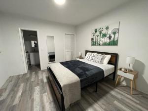 um quarto com uma cama grande num quarto em Douglas rd apartments em Miami