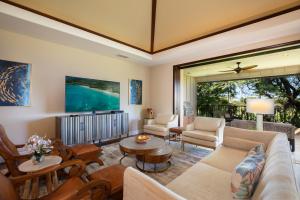 sala de estar con sofá y mesa en Mauna Lani Kamilo 123, en Waikoloa