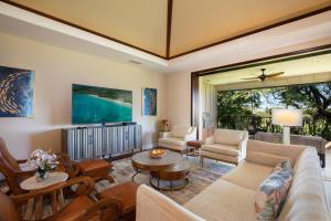 un salon avec un canapé et une table dans l'établissement Mauna Lani Kamilo #123, à Waikoloa