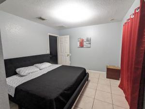 マイアミにあるMiLuSolのベッドルーム1室(ベッド1台、赤いカーテン付)