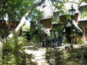 une terrasse avec une table et des chaises devant une maison dans l'établissement Merrimeet Cottages, à Bright