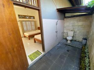 Kylpyhuone majoituspaikassa Budi Guest House Ubud