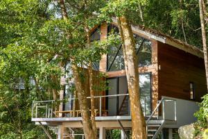 una casa sull'albero nella foresta di The Source Yoga and Nature Sanctuary Koh Phangan a Ko Phangan