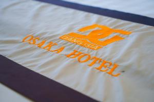 uma cama com um sinal laranja em cima em Osaka Ha Long Hotel em Ha Long