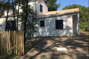 una casa blanca con una valla delante en Nice 90m near the surf beach of Bud, en Longeville-sur-Mer 12 fotos más