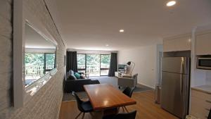 Η κουζίνα ή μικρή κουζίνα στο Marlin Waters Unit 2 walk to beach and river Bermagui
